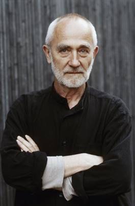 Descrizione: Descrizione: Macintosh HD:Users:pietrocarena:Desktop:cartella senza titolo 2:1287078121-193085846-peter-zumthor-295x450.jpg