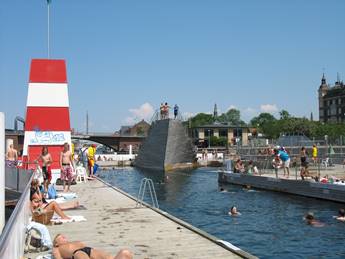 Descrizione: http://upload.wikimedia.org/wikipedia/commons/d/d7/Harbour_Bath,_Islands_Brygge.jpg